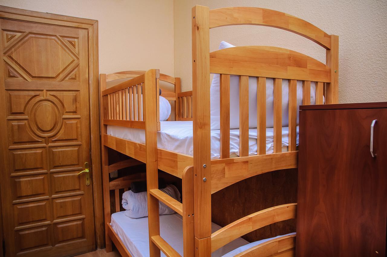 Golden Globus Hostel Kyiv Exterior photo