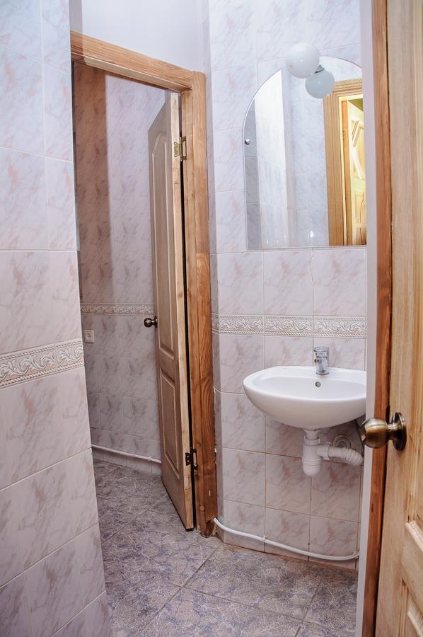 Golden Globus Hostel Kyiv Exterior photo